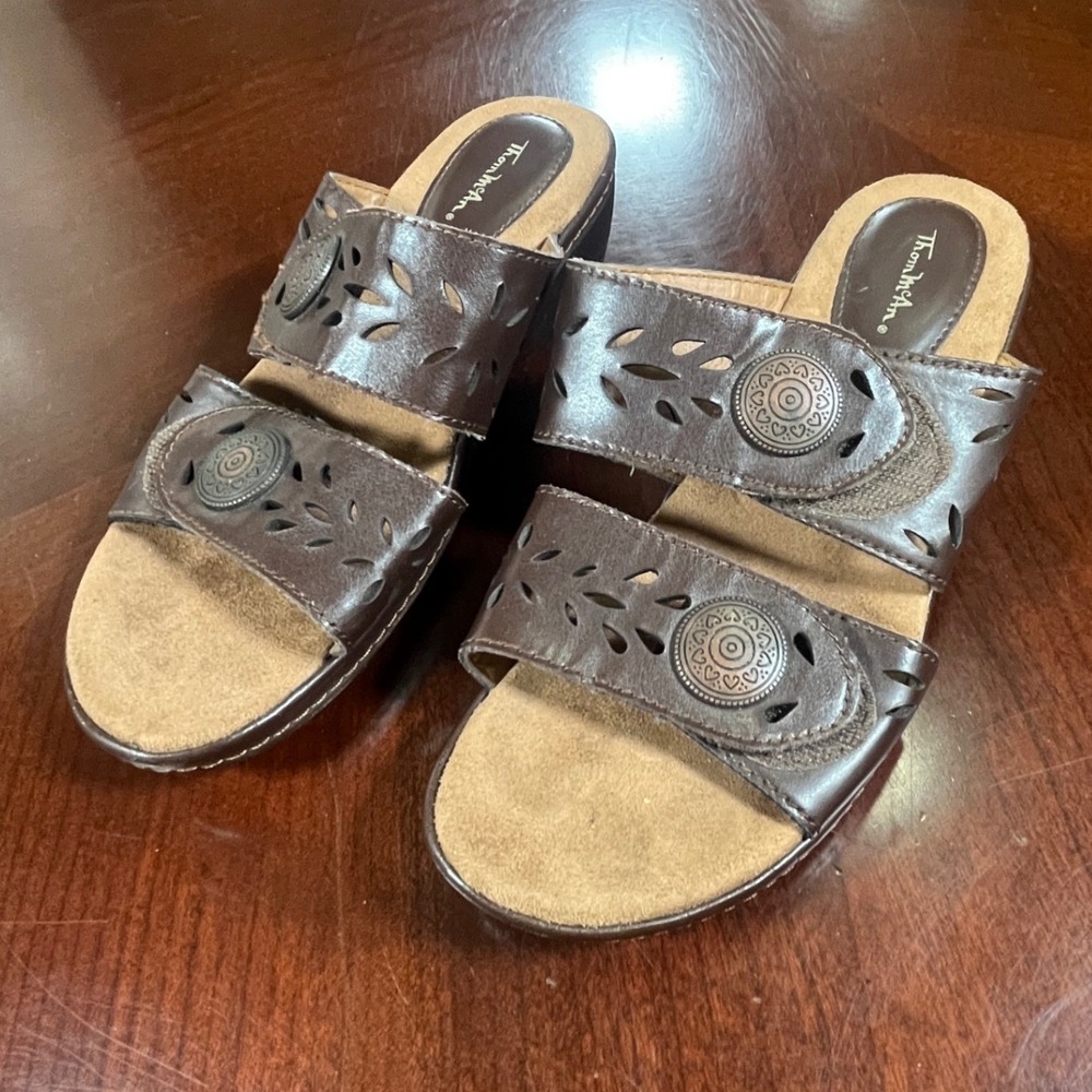 Thom McAn Wendy Brown Leather Slide Sandals Wedge Medallion Womens 6M 50173 Euc